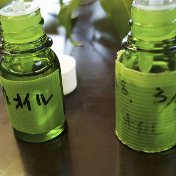 Divers flacons d'huiles essentielles de Yuzu