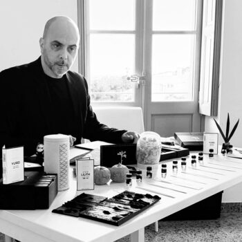 Pierre Bénard Ségu au bureau et sculpture de parfum